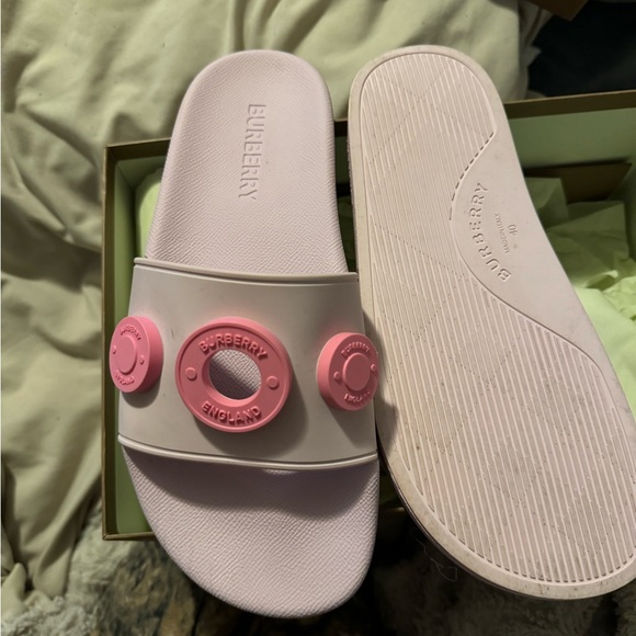 Burberry , Pink Pool Slides , size 40 in EUR & UK SIZE 7 only worn ONCE . - Picture 5 of 7